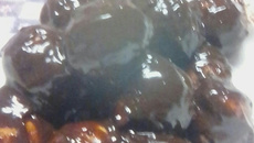 Bolinho frito com calda de chocolate