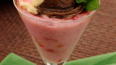 Taça de morango com cream cheese e sorvete