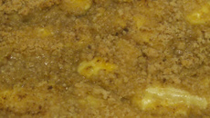 Cuca de farofa com banana, maçã ou pera.