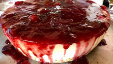 Cheesecake com calda de frutas vermelhas