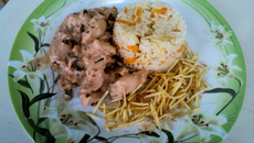 Estrogonoe com arroz, cenoura e batata palha