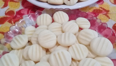 Bolachinhas de maisena com pedaços de goiabada