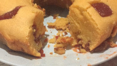 Bolo vegano de fubá com goiaba cascão