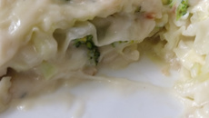 Deliciosa lasanha de repolho ao molho de queijo e brócolis