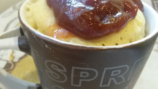 Bolo de xícara de fubá com goiabada