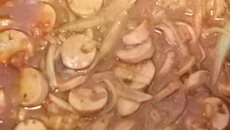 Salsicha de frango ao molho de tomate