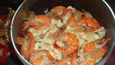 Salada de camarão com batatas