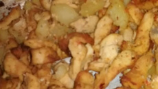 Peito de frango em tiras assado com batatas