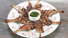 Carré de Cordeiro servido com molho de iogurte