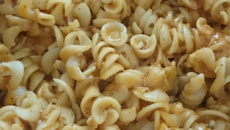 Macarrão com atum ao molho vermelho