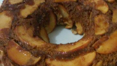 Bolo de aveia com maçã caramelizada