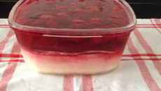 Sobremesa refrescante de frutas vermelhas