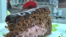 Bolo de chocolate com mousse de morango