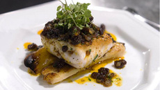 Filé de cherne com banana caramelizada e molho de passas