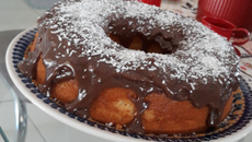 Bolo de laranja com calda de trufa de brigadeiro