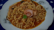 Macarrão expresso com calabresa e cenoura