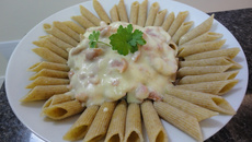 Macarrão com molho branco e calabresa