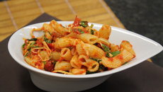 Macarrão com bacon, rúcula e tomate seco