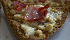 Pão de alho com purê de batata, bacon e queijo.