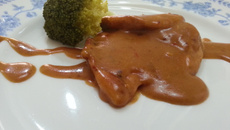 Filé de frango com ervas defumadas e geleia de pimenta