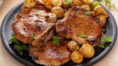 Bisteca de porco na frigideira suculenta e saborosa com poucos ingredientes