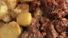 Carne de panela com batata doce caramelizada