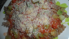 Macarrão integral com tomate e abobrinha
