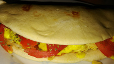 Sanduíche de frango no pão árabe