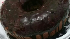 Bolo de baunilha com calda de negrinho