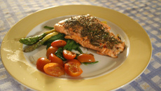 Salmão com Aspargos, Rúcula e Tomates cereja
