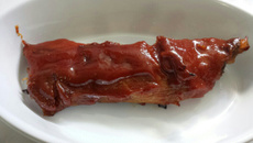 Costela suína com goiabada acompanhada de batata calabresa