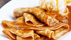 Crepe de nozes com sorvete de doce de leite