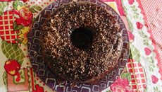 Bolo de chocolate com creme de leite