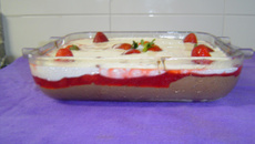 Torta sorvete de chocolate com morangos