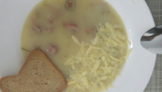 Caldinho de batata com linguiça do papai com frio