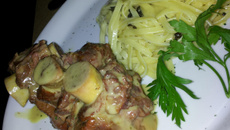 Ossobuco de vitelo e tagliatele no molho do cozimento da carne