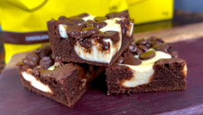 BROWNIE DE CHOCOLATE COM CHEESECAKE