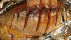 Pacu assado com farofa