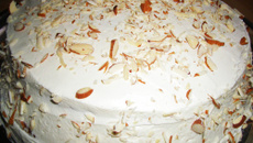 Bolo esponja com recheio de amêndoa