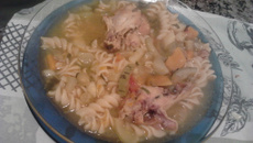 Sopa de frango e legumes deliciosa