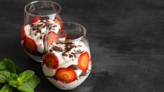 Pavê de morango com chocolate