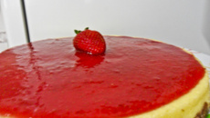 Cheesecake americano com calda de morango