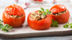 Tomates recheados com carne moída e pimentão