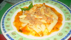 Penne à bolonhesa ao molho marguerita e queijo
