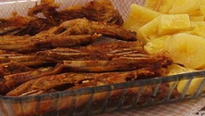 Costela de porco assada com mandioca