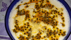 Mousse de maracujá com calda de açúcar