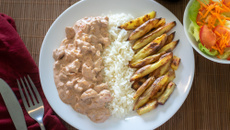 Estrogonofe com queijo e batata frita