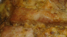 Costelinha de porco com creme de cebola