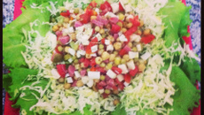 Salada verde com grão de bico