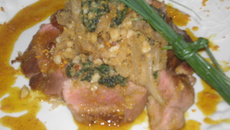 Peitos de patos ao molho de tangerina e curry com farofa de castanha de caju